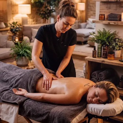 Falke Sail – Therapeutin bei der Massage